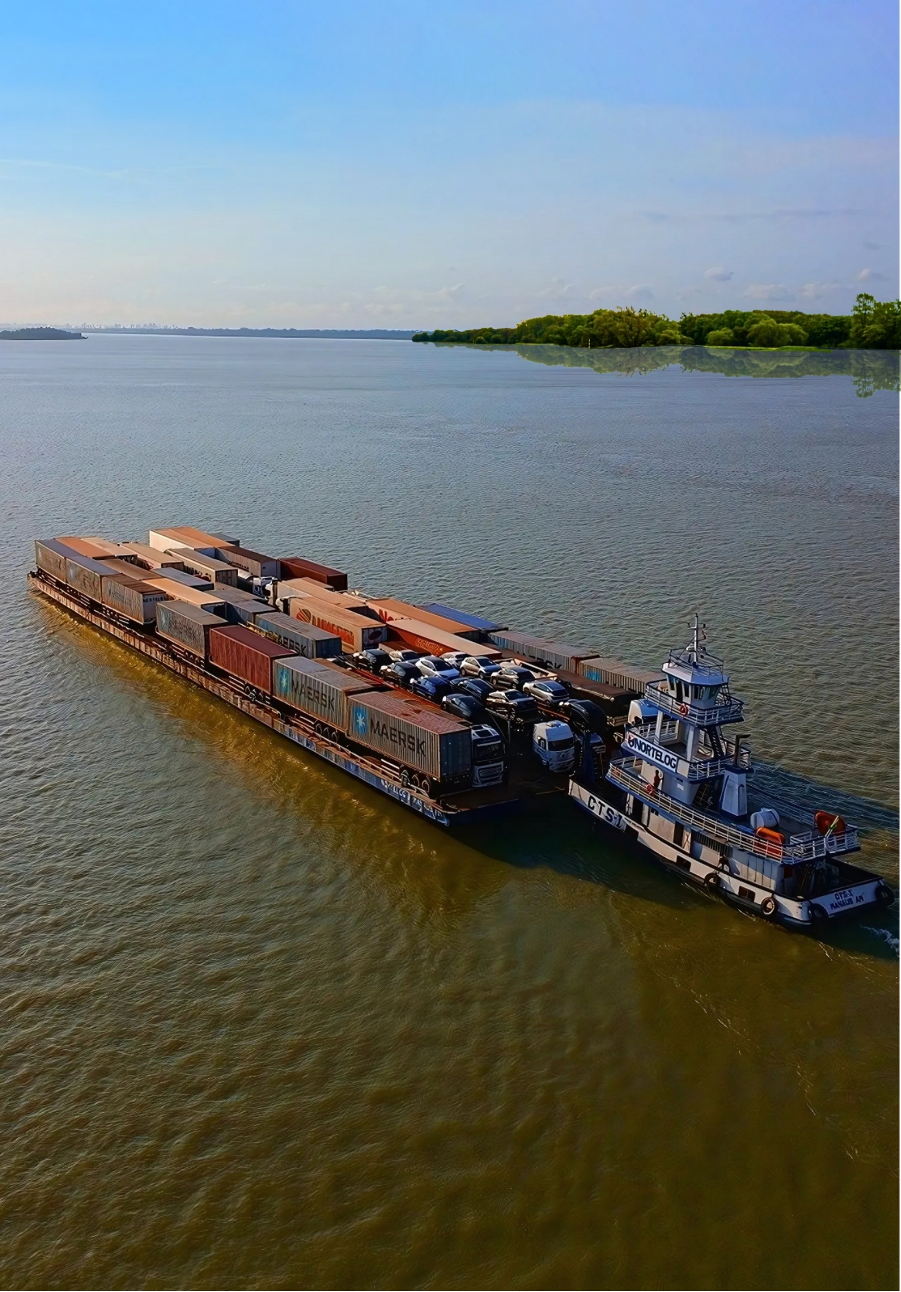 Balsa da NorteLog em operação fluvial à tarde