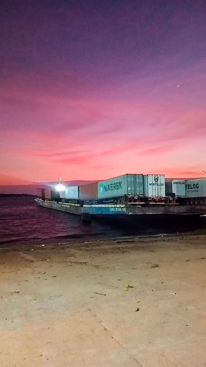 Transporte fluvial de cargas ao pôr do sol na Amazônia